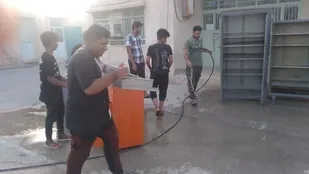 آماده سازی و نظافت کلاسهای درس مدرسه راهنمایی شهید مطهری توسط گروه جهادی شهید نایبی قلعه دهبارز