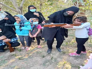 برگزاری اردوی یک روزه درون روستا همراه با آموزش و مسابقه تیر اندازی با تفنگ بادی