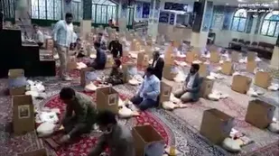 توزیع بسته معیشتی پایگاه امام حسن عسکری (ع) حوزه کوثر ناحیه مقاومت بسیج ثارالله یزد