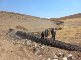 بازدید فرمانده ناحیه مقاومت بسیج کبودراهنگ از پروژه احداث آب&zwnj;بندهای خاکی در روستای ولی&zwnj;محمد