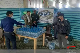 برپایی ایستگاه صلواتی و توزیع ٧٠٠ بطری آب معدنی در زاهدان