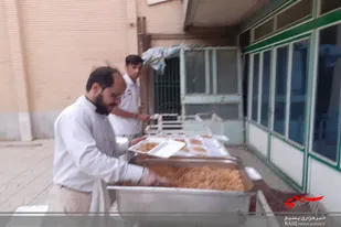 پخت غذا و اطعام نیازمندان به&zwnj;مناسبت سالروز ارتحال امام(ره) در همدان