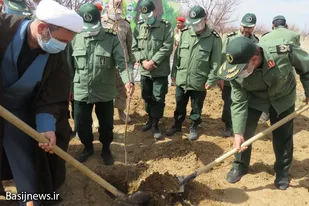 کاشت ۶۰۰ اصله نهال میوه در تیپ انصارالحسین (ع) همدان