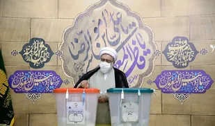 تولیت آستان قدس رضوی رأی خود را به صندوق انداخت