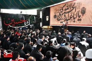 مدیحه سرایی مداحان بسیجی در مجالس عزای امام حسین(ع)