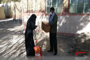 توزیع بسته های معیشتی در بین خانواده های آسیب دیده از ویروس کرونا زاهدانی
