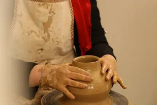 زن اردبیلی ماهرترین زن سفالگر جهان شد