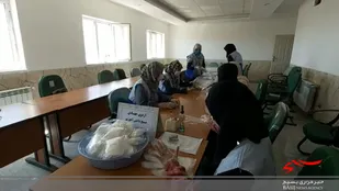 تولید دستکش یکبار مصرف به همت گروه جهادی شهید &laquo;شوندی&raquo; رزن