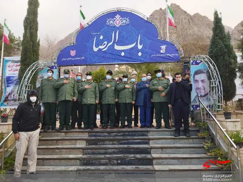 حضور فرمانده کل سپاه  برای ادای احترام به شهید سلیمانی در گلزار شهدای کرمان
