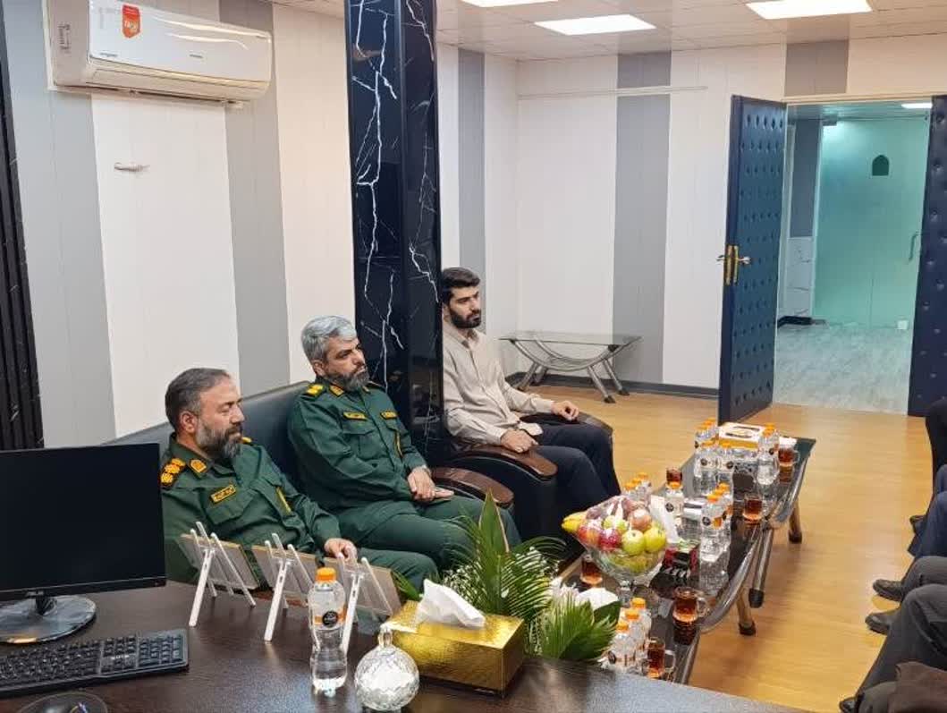 فرمانده ناحیه مقاومت بسیج شهرستان ساوجبلاغ از زحمات پلیس تقدیر کرد فرمانده ناحیه مقاومت بسیج شهرستان ساوجبلاغ از زحمات پلیس تقدیر کرد