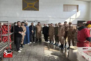 بازدید سربازان سپاه ناحیه همدان از یک کارخانه تولیدی