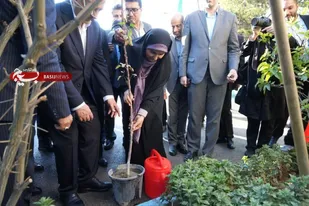 وزیر راه و شهرسازی در تبریز نهالی به یاد شهدای جنگ ۱۲روزه غرس کرد