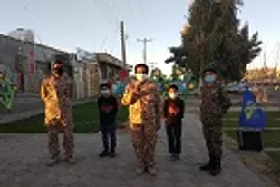 کاروان آوای خدمت همراه با اجرای همزمان گروه سرود پاتوقی در میدان امام رضا (ع) زاهدان