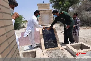 غبار روبی مزار شهید بی باک در پلان شهرستان چابهار به ماسبت سوم خرداد