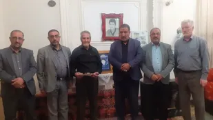 دیدار فرمانده گردان بیت المقدس مهدیشهر با خانواده شهید جاویدالاثر غلامرضا معروفی