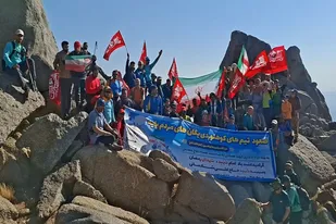 صعود تیم&zwnj;های کوهنوردی یگان&zwnj;های مردم&zwnj;پایه قرارگاه مرکزی امام حسین(ع) به قله ۳۴۵۰ متری الوند