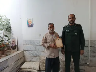 تجلیل از فرمانده ناحیه مقاومت بسیج خاتم از رزمنده و ایثارگر ۸ سال دفاع مقدس