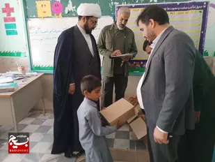 توزیع اقلام آموزشی و کفش میان دانش&zwnj;آموزان کم&zwnj;برخوردار سیستان به مناسبت ولادت حضرت زینب (س)