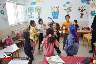 شور و نشاط کودکان و نوجوانان هیزجی در اردوی جهادی دانشجویان بسیجی