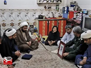 دیدار فرمانده و مسئول نمایندگی ولی فقیه در سپاه دلگان با &nbsp;خانواده&zwnj;ی طلبه شهید رضا فولادی