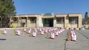 توزیع بسته های معیشتی توسط رزمندگان گردان 102 امام حسین علیه السلام