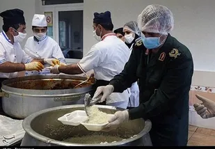 توزیع ۱۲ هزار پُرس غذای گرم توسط فرمانده سپاه بیت&zwnj;المقدس میان نیازمندان کردستانی