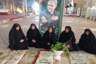 غبارروبی مزار شهید جنگ رمضان در سرخه