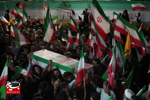 میدان کوثر در شب صد و پنجم تجمعات شبانه میزبان پیکر شهید &laquo;علی&zwnj;اکبر شاهی&zwnj;مریدی&raquo; / وداع پرشور کرمانی&zwnj;ها با رزمنده دلاور جنگ رمضان