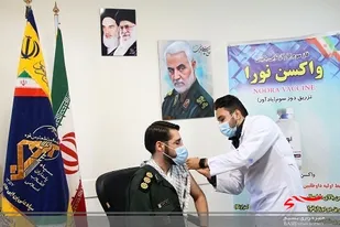 جانشین فرمانده سپاه استان قم سومین دوز واکسن کرونا را &laquo;واکسن نورا&raquo; تزریق کرد