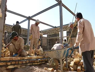 ساخت منزل محرومین توسط جهادگران بسیجی کمیجان+فیلم