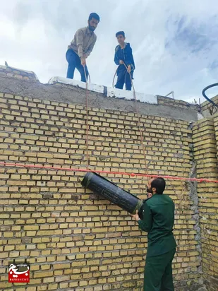 عایق بندی سقف خانه محروم توسط جهادگران شوشی