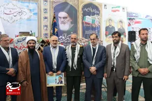 اهدای لوح یادبود شهدا لردگان به دکتر سید محمد حسینی