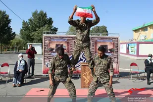 هنرنمایی رزمی کاران بسیجی در صبحگاه مشترک نیروهای مسلح فراهان+تصاویر