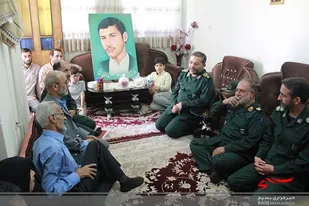 دیدار صمیمانه سردار سلیمانی با خانواده شهید عسکری / تصاویر