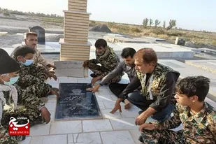 غبارروبی مزار شهید براتعلی میر به همت فرمانده و بسیجیان پایگاه در دهه مبارک فجر