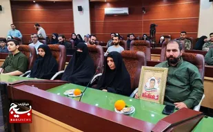 تجلیل از عوامل و بازیگران نمایشواره اردیبهشت مقاومت با حضور خانواده معزز شهید روح الله عجمیان در سپاه کربلا