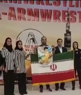 ملی پوش کردستانی با در دست گرفتن عکس مقام معظم رهبری برروی سکو رفت