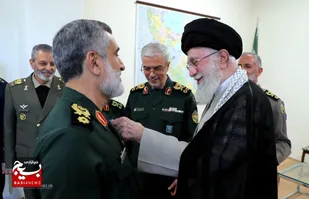 اعطای &laquo;نشان فتح&raquo; به سردار حاجی&zwnj;زاده توسط فرمانده معظم کل قوا