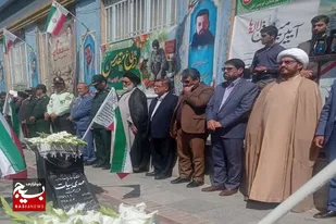 عطرافشانی گلزار شهدای تویسرکان به مناسبت هفته دفاع مقدس