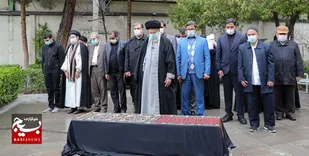 امام خامنه&zwnj;ای (مد ظله العالی) بر پیکر مرحوم حسن غفوری&zwnj;فرد اقامه نماز کردند