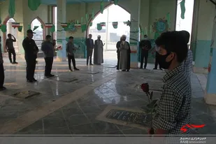 عطرافشانی  قبورمطهرشهدای تنگستان به مناسبت هفته بسیج دانش آموزی