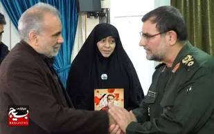 دیدار و تجلیل فرمانده نیروی دریایی سپاه از خانواده دانشجوی شهید امنیت مشهد
