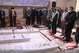 مزار مطهر شهداء مسجد جامع و امامزاده عبدالله محمدشهر همزمان با هفته بسیج گلباران شد