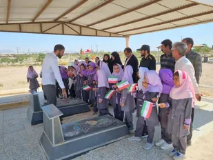 غبارروبی گلزارشهدای روستای سنگ باحضوردانش آموزان به مناسبت هفته دفاع مقدس