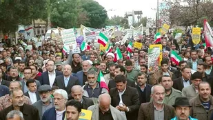 خروش مردم بوشهر در راهپیمای 22 بهمن در زیر بارش باران/ حضور قالیباف در جمع مردم بوشهر و ندای مرگ بر اسرائیل