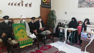 دیدار خدام رضوی از کارگاه ماسک دوزی خانوده شهید آردی