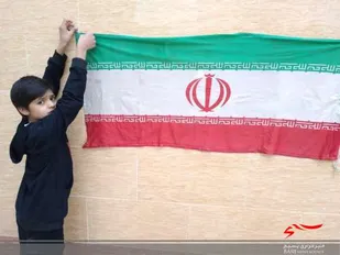 برگزاری پویش من عاشق پرچمم در روستای مومن آباد