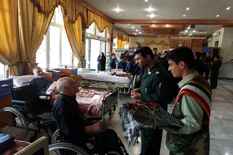 دیدار دانش‌آموزان بسیجی سپاه ناحیه میثم مشهد از جانبازان دوران دفاع مقدس