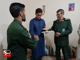 تکریم خانواده شهید عظیمی در تفتان با حضور فرمانده سپاه سلمان