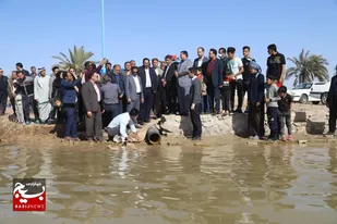 رهاسازی ۴۰۰ هزار قطعه بچه ماهی در تالاب روستای گردشگری عطیش شهرستان کارون